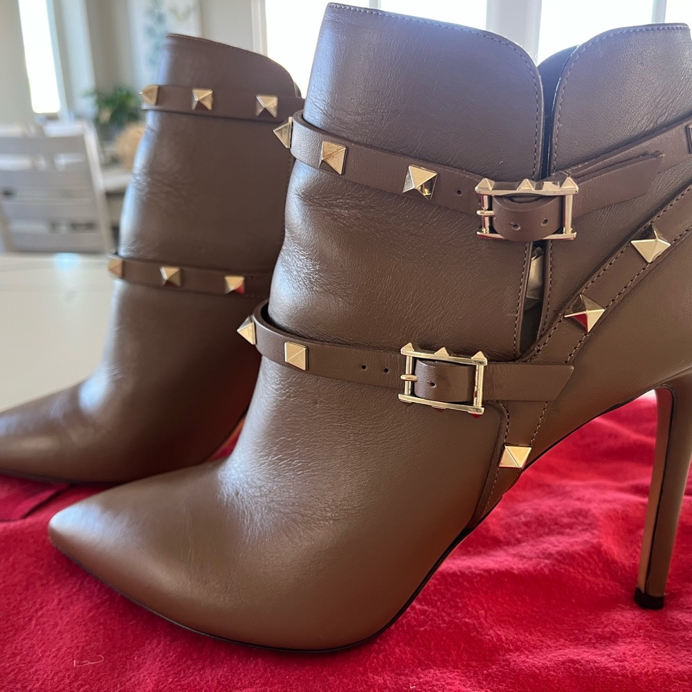 Valentino Garavani Rockstud Ankle Heeled Boots Cognac Booties Size 39.5 - Picture 13 of 14